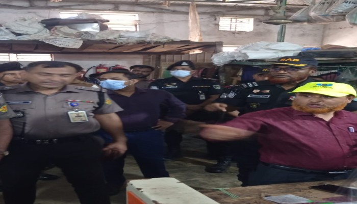 রাজধানীর চকবাজার এলাকায় র‌্যাবের ভ্রাম্যমাণ আদালত কর্তৃক পলিথিনের কারখানায় অভিযান পরিচালনা করে ৩০ হাজার টাকা জরিমানা করা হয়