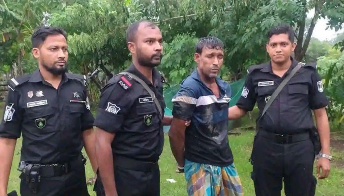 নড়াইলে ওয়ান শুটার গান ও দেশীয় অস্ত্রসহ শীর্ষ সন্ত্রাসী খবির মোল্লা গ্রেপ্তার