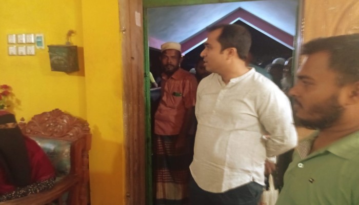 টানা ভারী বৃষ্টিতে রাজস্থলীতে পাহাড়ধসের ঝুঁকি গভীর রাতে ঝুঁকিপূর্ণ এলাকা পরিদর্শনে ইউএনও, আশ্রয়কেন্দ্রে থাকা মানুষের খোঁজখবর ও শুকনা খাবার বিতরণ