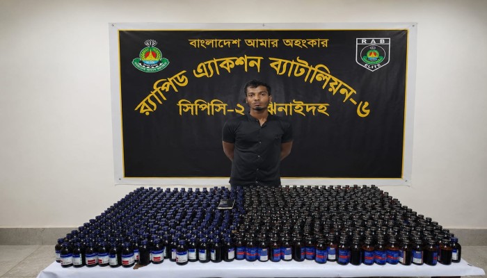 ঝিনাইদহ জেলার মহেশপুরে অভিযান চালিয়ে ৩৭২ বোতল স্কাফ এবং ২৯২ বোতল ফেন্সিডিলসহ একজন মাদক ব্যবসায়ীকে গ্রেফতার করেছে র‍্যাব-৬, ঝিনাইদহ ক্যাম্প।