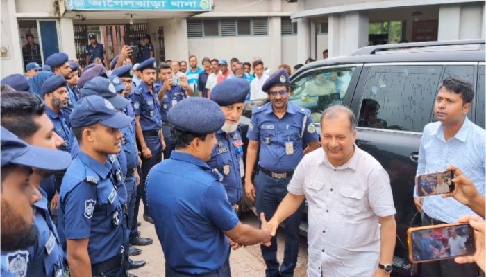 হামলা চালানো সেই আগৈলঝাড়া থানা পরিদর্শনে তথ্যমন্ত্রী