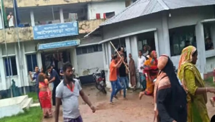 থানায় ঢুকে পুলিশের ওপর হামলা : গ্রেপ্তার আতঙ্কে জনশুন্য ফুলশ্রী গ্রাম
