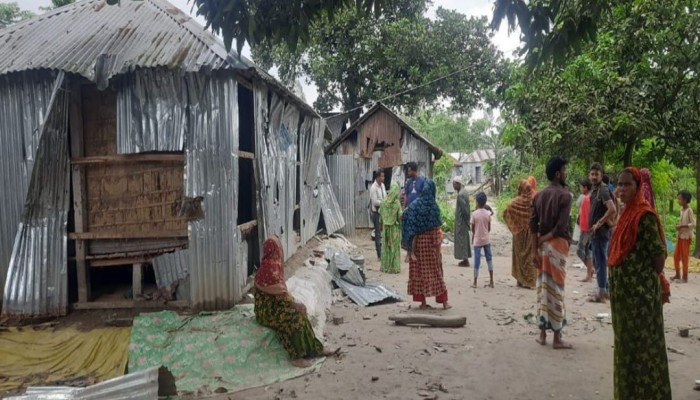 কুড়িগ্রামে পুলিশের উপস্থিতিতে ইউপি সদস্যের নেতৃত্বে হামলা-লুটপাট