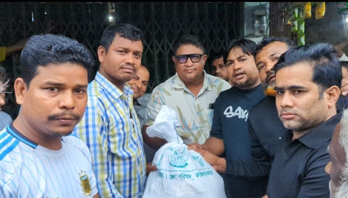 মাতামুহুরীতে বন্যা পরিস্থিতি ভয়াবহ: স্বরাষ্ট্রমন্ত্রীর নির্দেশনায় জেলা প্রশাসনের শুকনো খাবার বিতরণ