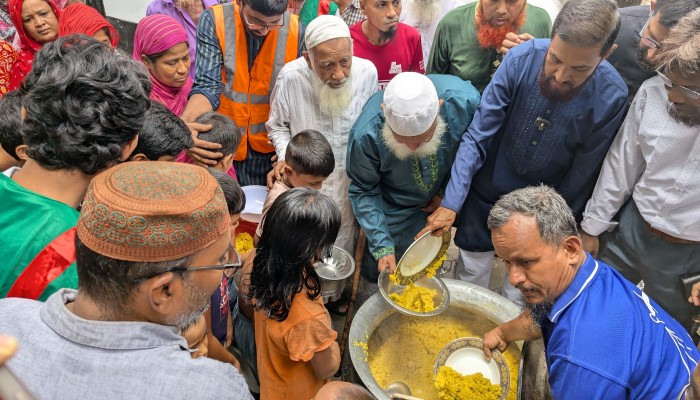 জলাবদ্ধতায় ক্ষতিগ্রস্ত মানুষের পাশে জামায়াত নেতা সেলিম উদ্দিন, পানিবন্দিদের মাঝে খাবার বিতরণ
