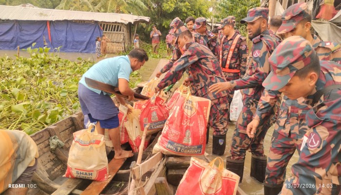 নাইক্ষ্যংছড়ি ১১ বিজিবির উদ্যোগে কক্সবাজারের পেকুযায় বন্যা দুগত দের খাদ্য  সহায়তা প্রদান ও ড়্রোনে উপস্থিতি পর্যাবেক্ষেণ