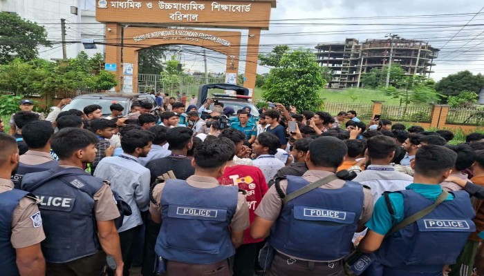 শিক্ষামন্ত্রীর পদত্যাগের দাবিতে বরিশালে মহাসড়ক অবরোধ করে বিক্ষোভ