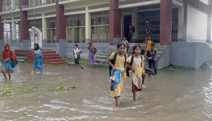 কালভার্টের মুখে বাড়ি করায় জলাবদ্ধতায় সুতিপুরী সরকারি প্রাথমিক বিদ্যালয়ের শিক্ষার্থীরা