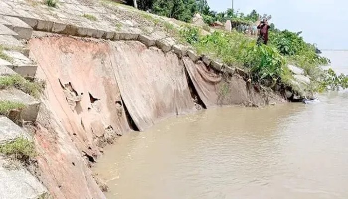 ১৫ দিনের ব্যবধানে ৪৪৮ কোটি টাকার ব্রহ্মপুত্রের ডান তীররক্ষা বাঁধে ফের ধস, আতঙ্কে নদপাড়ের মানুষ