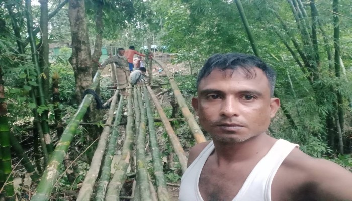 নাইক্ষ‍্যংছড়িতে জীবনের ঝুঁকি নিয়ে বাঁশের সাঁকো পার হতে হচ্ছে কয়েকটি গ্রামের  মানুষকে