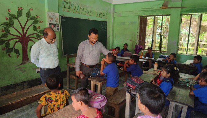 শিক্ষার মান ও স্কুল ফিডিং কর্মসূচি পরিদর্শনে আটখালী সরকারি প্রাথমিক বিদ্যালয়ে ইউএনও