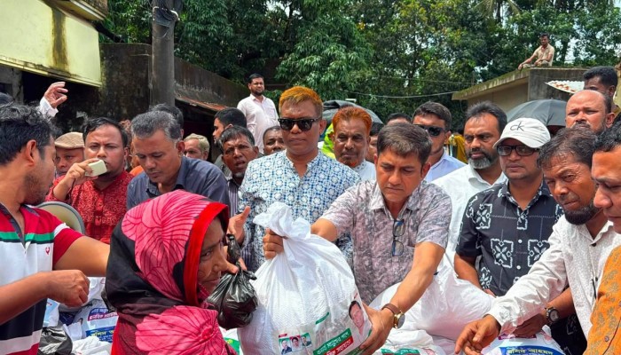 নাইক্ষ্যংছড়িতে বন্যার্তদের মাঝে   জেলা বিএনপির সদস্য সচিব জাবেদ রেজার ত্রাণ বিতরণ