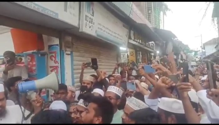 বানারীপাড়ায় বিশ্ব নবীকে নিয়ে কটুক্তির প্রতিবাদে থানার ফটকে তৌহিদী জনতার বিক্ষোভ প্রদর্শন