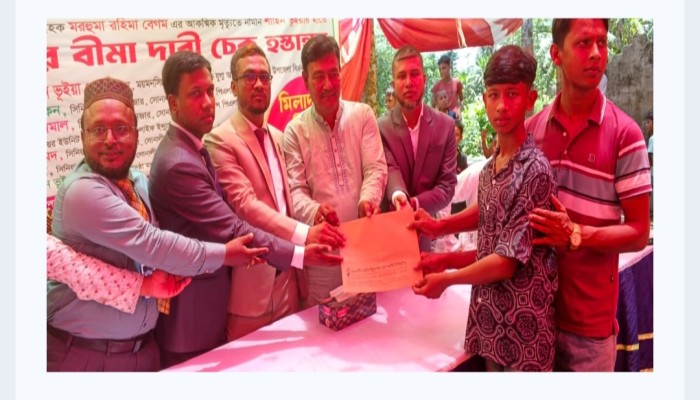 নান্দাইলে সোনালী লাইফ ইন্স্যুরেন্সের মরণোত্তর চেক হস্তান্তর ও শিক্ষা বৃত্তি প্রদান