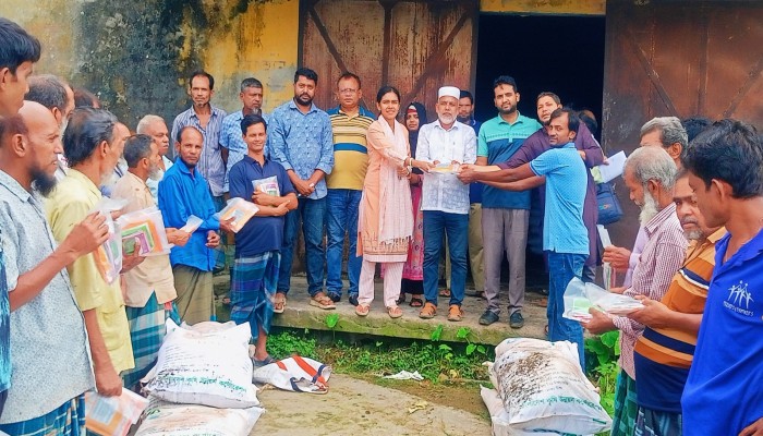 কাউখালীতে কৃষকের মাঝে বিনামূল্যে সবজির বীজ ও সার বিতরণ, অসময়ে সবজি উৎপাদনে বাড়বে উৎসাহ