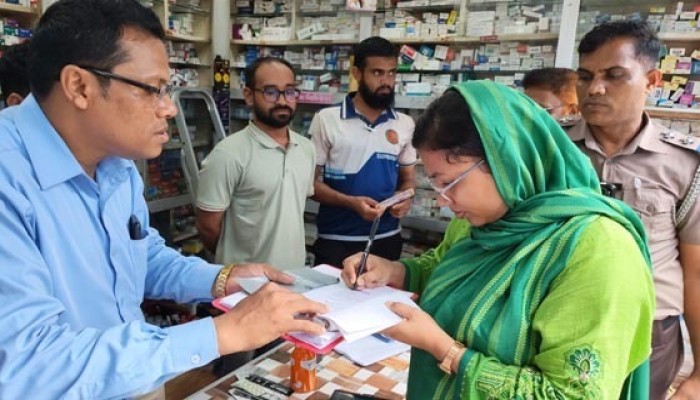 বাবুগঞ্জে দুই ফার্মেসির মালিককে ভ্রাম্যমাণ আদালতে জরিমানা