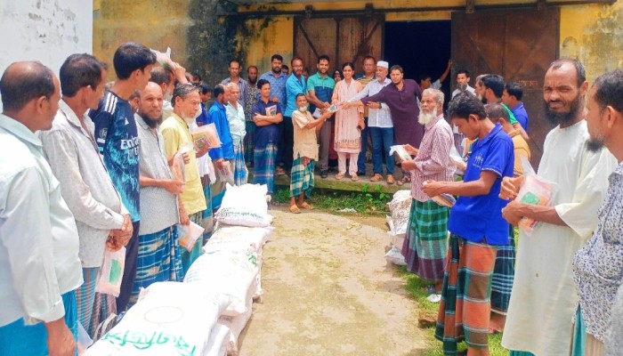 কাউখালীতে কৃষকের মাঝে বিনামূল্যে সবজির বীজ ও সার বিতরণ, অসময়ে সবজি উৎপাদনে বাড়বে উৎসাহ