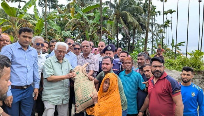 বানারীপাড়ায় সন্ধ্যা নদীর ভাঙনকবলিত এলাকা পরিদর্শনে এমপি সান্টু: ক্ষতিগ্রস্থদের মাঝে চাল বিতরণ