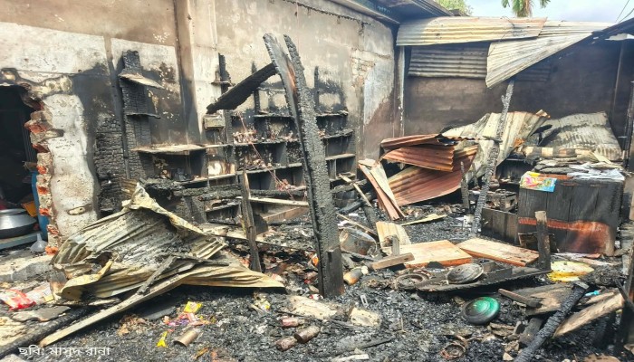 খানসামায় অগ্নিকাণ্ডে ১৭ লাখ টাকার ক্ষতির দাবি, মার্কেট মালিকের বিরুদ্ধে থানায় অভিযোগ