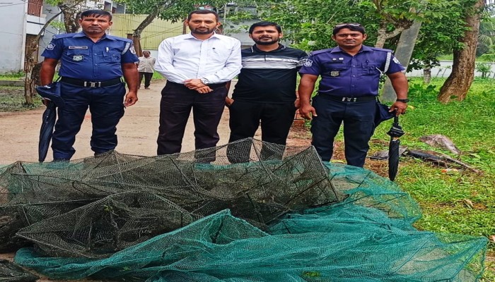 কাউখালীতে সাড়ে তিন হাজার মিটার অবৈধ চায়না দুয়ারী জাল জব্দ জনসম্মুখে পুড়িয়ে ধ্বংস
