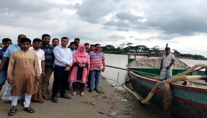 ঈশ্বরগঞ্জে মোবাইল কোর্টে জব্দকৃত  বালুভর্তি দুই ট্রলার ছিনতাই