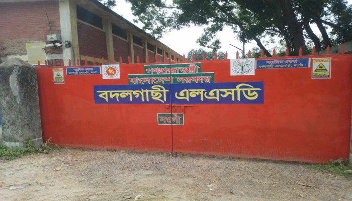 এলএসডি কর্মকর্তাকে ‘ম্যানেজ’ করে চাল নেওয়ার অভিযোগ