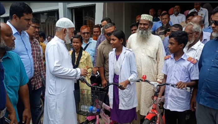 ফুলবাড়ীতে ক্ষুদ্র নৃ-গোষ্ঠীর শিক্ষার্থীদের মাঝে বাইসাইকেল, সেলাই মেশিন ও উপবৃত্তির অর্থ বিতরণ