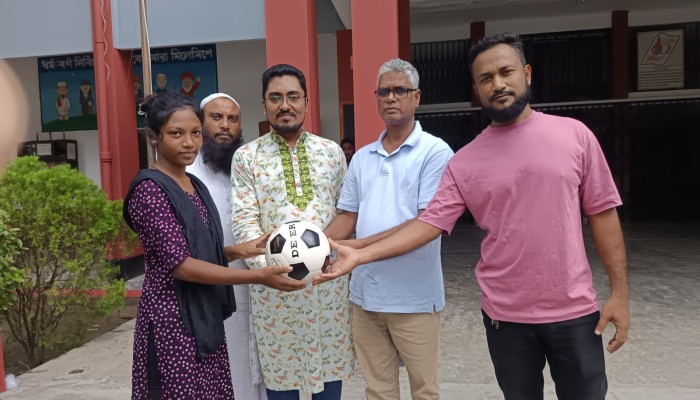 বড়াইগ্রামের বনপাড়ায় শিক্ষার্থীদের মাঝে ফুটবল ক্রীড়া সামগ্রী বিতরণ করলেন মেয়র পদপ্রার্থী হুমায়ুন কবীর।