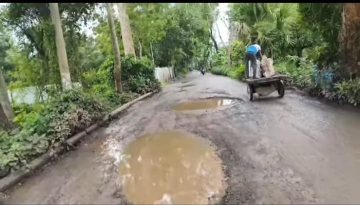 দেখার যেন কেউ নেই ! বানারীপাড়া-বরিশাল সড়কে খানাখন্দে অন্তহীণ জনদুর্ভোগ