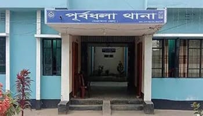 বাবাকে দেখে রাস্তা পার হতে গিয়ে অটোরিকশার চাপায় প্রাণ গেল মাদ্রাসাছাত্রীর