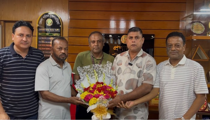 সততার মূল্যায়নে ফুলেল শুভেচ্ছা ও সম্মাননা প্রদান