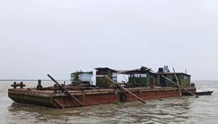 কুড়িগ্রামের চিলমারীতে তেলশূন্য ভাসমান ডিপোর যন্ত্রাংশ অপসারণের চেষ্টা