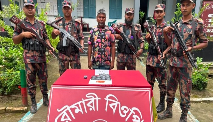 কুড়িগ্রাম সীমান্তে বিজিবির পৃথক অভিযান: ১,৯৭৫ পিস ইয়াবা ও ৫৮ বোতল ভারতীয় মদ উদ্ধার, আটক ১