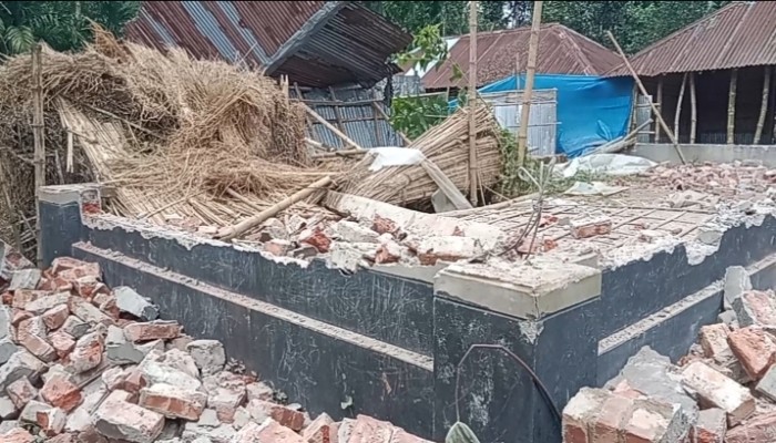 বদরগঞ্জে ফিল্মি স্টাইলে এক আলেমের ঘর ভেঙ্গে গুড়িয়ে দেওয়ার অভিযোগ।