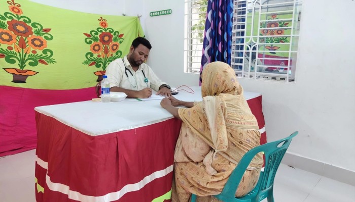 কালীগঞ্জে দিনব্যাপী ফ্রি মেডিকেল ক্যাম্পে স্বাস্থ্যসেবা নিলেন শতাধিক মানুষ