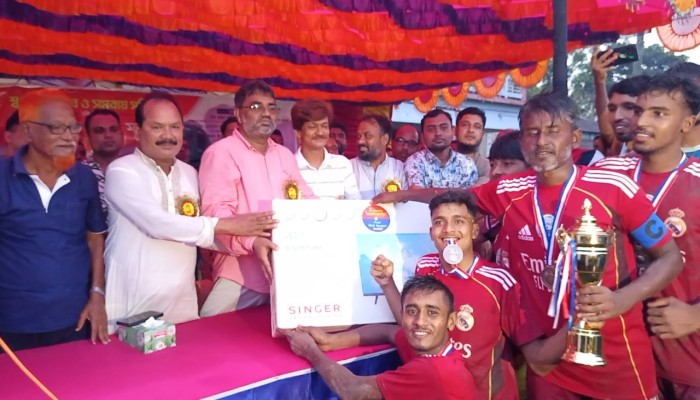 ভারুয়াখালীতে প্রীতি ফুটবল ম্যাচ জামিরাকে ২-১ গোলে হারিয়ে ‘স্বপ্ননীড় একাদশ’ চ্যাম্পিয়ন