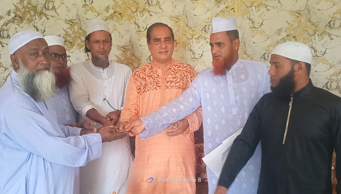 এমপি হিলালীর নিজস্ব সম্মানী থেকে চার ইমাম-মোয়াজ্জিনকে আর্থিক সহায়তা প্রদান