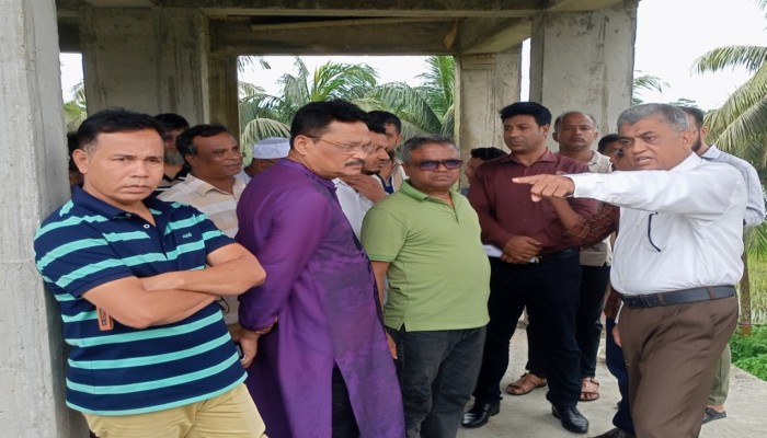 তিন বছরেও শেষ হয়নি কাউখালীর সাইক্লোন সেন্টার নির্মাণ, পরিদর্শনে জলবায়ু ট্রাস্টের এমডি; দ্রুত চালুর দাবি এলাকাবাসীর