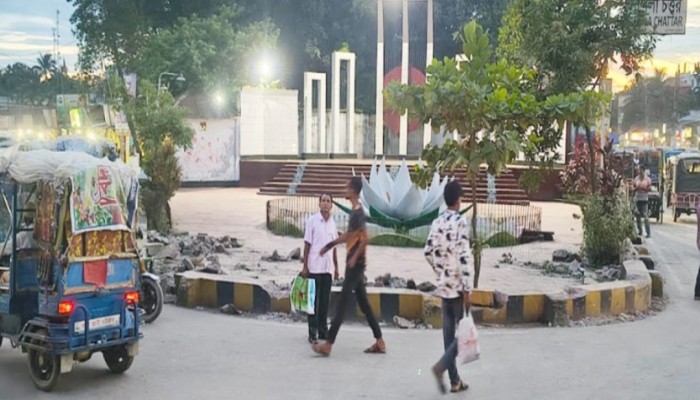 কুড়িগ্রামে শহীদ মিনার চত্বর ভেঙে রাস্তা প্রশস্ত করায় জনমনে ক্ষোভ