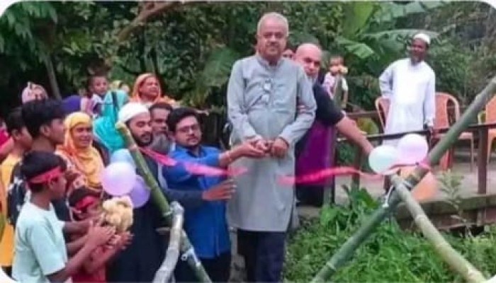 লাল ফিতা কেটে বিএনপি নেতার বাঁশের সাকোর উদ্বোধন