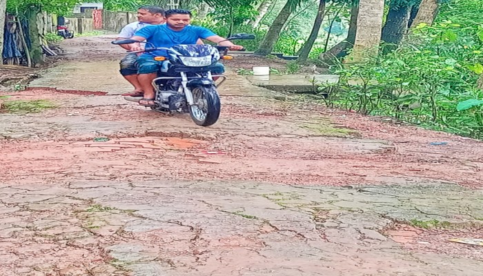 কাউখালীতে খালের দুই পাশের সড়ক বেহাল, চরম দুর্ভোগে হাজারো মানুষ