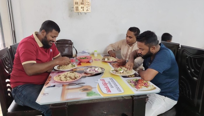 কাপাসিয়ার শরীফ বিরানী হাউস ৪০০ টাকার শ্রমিক, আজ সফল উদ্যোক্তা