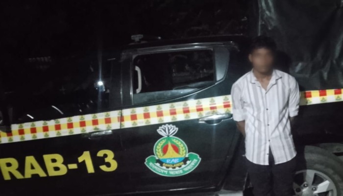 লালমনিরহাট সদরে বুদ্ধি প্রতিবন্ধী কিশোরীকে ধর্ষণ  মামলার প্রধান আসামিকে গ্রেফতার করেছে র‌্যাব।*