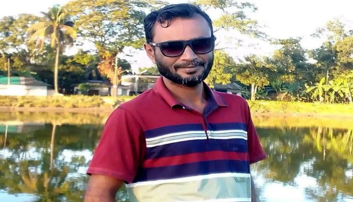 ধাক্কায় ধানবাহী  ট্রলির নিচে চাপা পড়ে মোস্তফা নামের এক ব্যক্তি নিহত