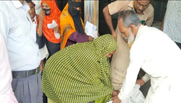 অসময়ে শেষ পর্যন্ত বন্যার্তদের ভাগ্যে জুটল ত্রাণের চাল