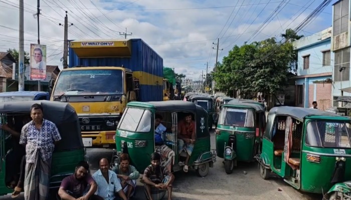 গ্যাস পাম্প ও সংকট নিরসনের দাবিতে জামালপুর-টাঙ্গাইল মহাসড়ক অবরোধ