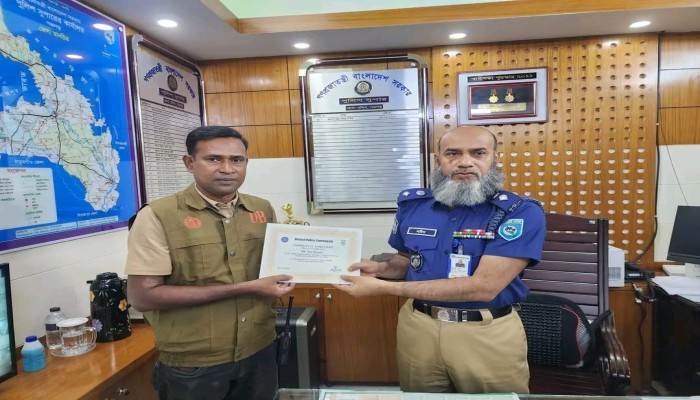 ক্লুলেস হত্যা মামলার রহস্য উদঘাটন ও আসামি গ্রেপ্তারে বিশেষ পুরস্কার পেলেন ডিবির আবু হোসেন