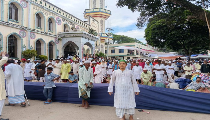 আখাউড়ায় কল্লা শহীদ (রহ.) মাজারের ওরশে জুমার নামাজে মুসল্লিদের ঢল