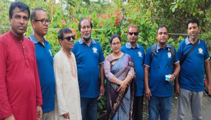 ভাসমান পেয়ারার হাট ও ভাসমান সবজি ক্ষেত পরিদর্শন: নদী রক্ষা ও পরিবেশ সচেতনতায় ‘নদীবন্ধু সমাজ’-এর অনন্য উদ্যোগ