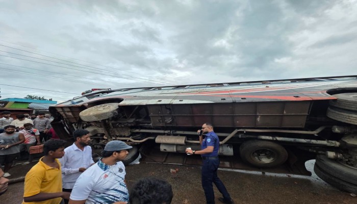 নিয়ন্ত্রণ হারিয়ে যাত্রীবাহী বাসের চা'পায় প্রা'ণ গেলাে ৩ স্কুল শিক্ষার্থীর